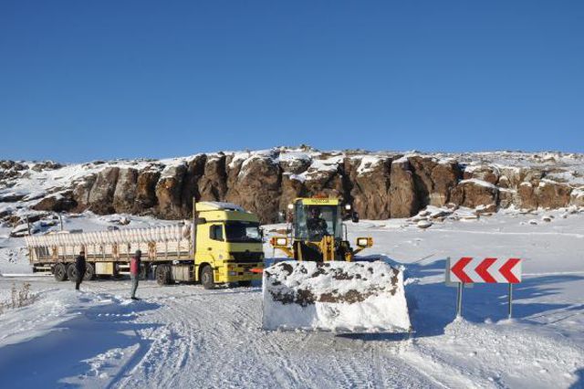 Diyarbakır'dan saman getiren TIR, Kars'ın karlı yolunda rampada kaldı