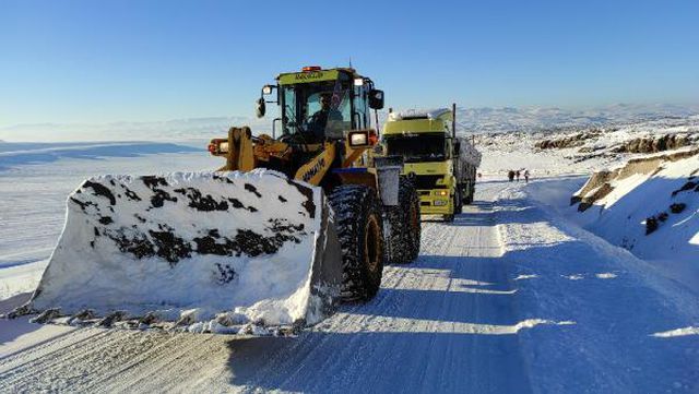 Diyarbakır'dan saman getiren TIR, Kars'ın karlı yolunda rampada kaldı