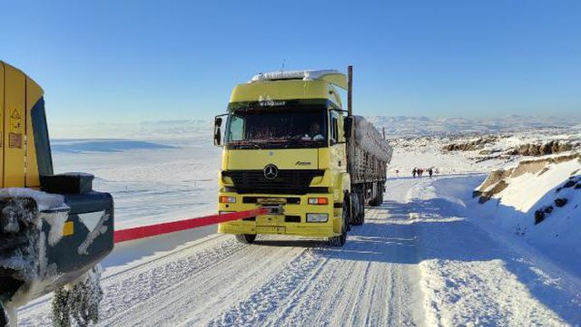 Diyarbakır'dan saman getiren TIR, Kars'ın karlı yolunda rampada kaldı
