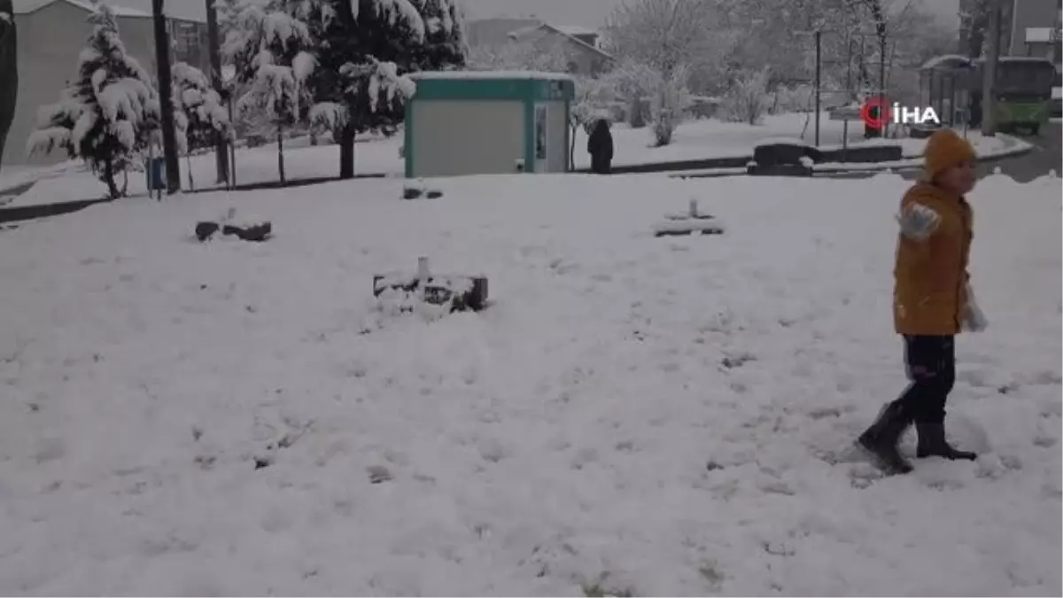 Dün karnelerini aldılar, bugün karla oynayarak stres attılar