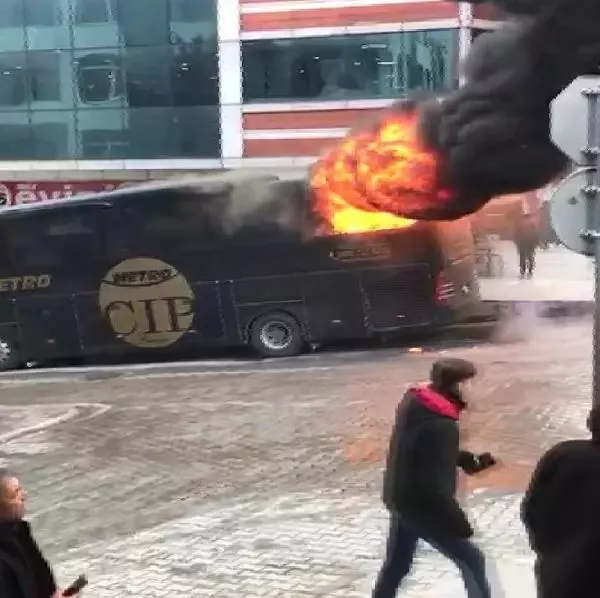 Park halindeki otobüs bir anda alev topuna döndü, içinde uyuyan sürücü son anda kurtuldu