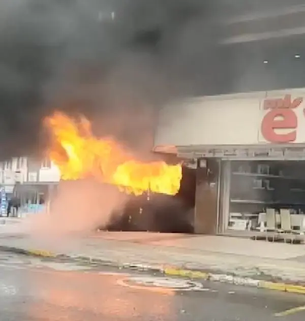 Park halindeki otobüs bir anda alev topuna döndü, içinde uyuyan sürücü son anda kurtuldu