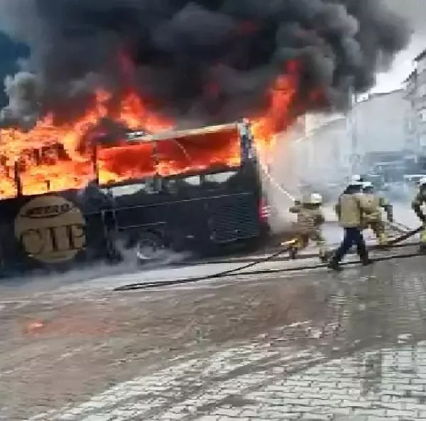 Park halindeki otobüs bir anda alev topuna döndü, içinde uyuyan sürücü son anda kurtuldu