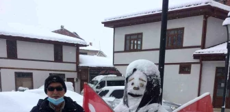 Gazete dağıtıcısının yaptığı kardan adam ilçenin maskotu oldu
