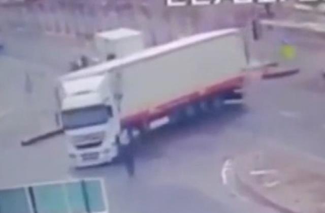 Göz göre göre feci kaza! Yolun karşısına geçmeye çalışırken tırın altında kaldı