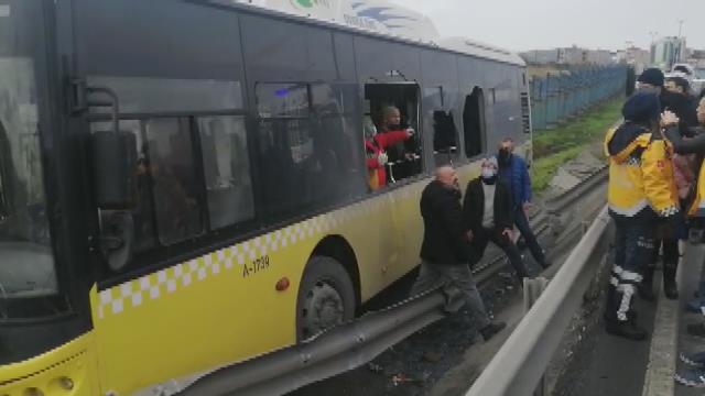 İstanbul'da İETT otobüsü yoldan çıktı: Camları kırarak yolcuları çıkardılar, 5 yaralı var