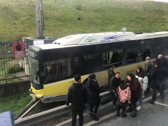 İstanbul'da İETT otobüsü yoldan çıktı: Camları kırarak yolcuları çıkardılar, 5 yaralı var
