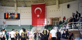 Basketbol camiasını sarsan olay! Başantrenör Cengiz Karadağ, maç sırasında kalp krizi geçirdi