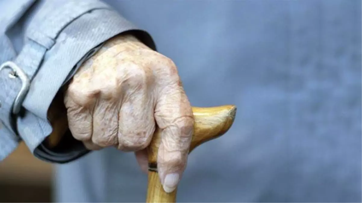 Ülkeyi karıştıran olay! Yaşlı adamın cesedini, maaşını çekmek için postaneye kadar götürdüler