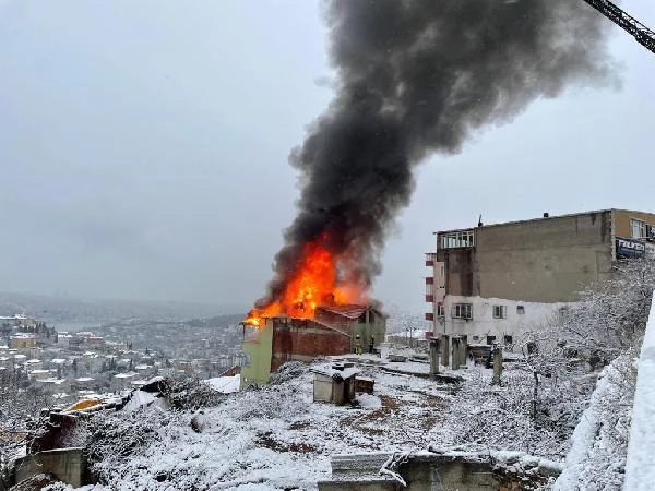 Üsküdar'da 3 katlı binanın çatısı alev alev yandı