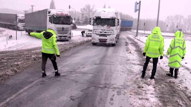 Yozgat'ta kar ulaşımı aksattı, çok sayıda tır ver araç yolda kaldı