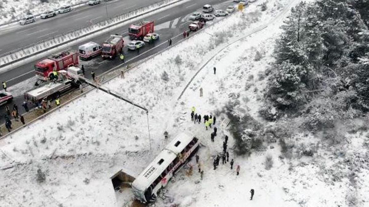 3 kişinin can verdiği Kuzey Marmara Otoyolu'ndaki kazadan ilk görüntüler