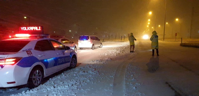 Aksaray'da şiddetli kar ve tipi tüm yolları kapattı