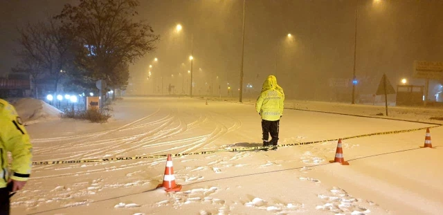 Aksaray'da şiddetli kar ve tipi tüm yolları kapattı