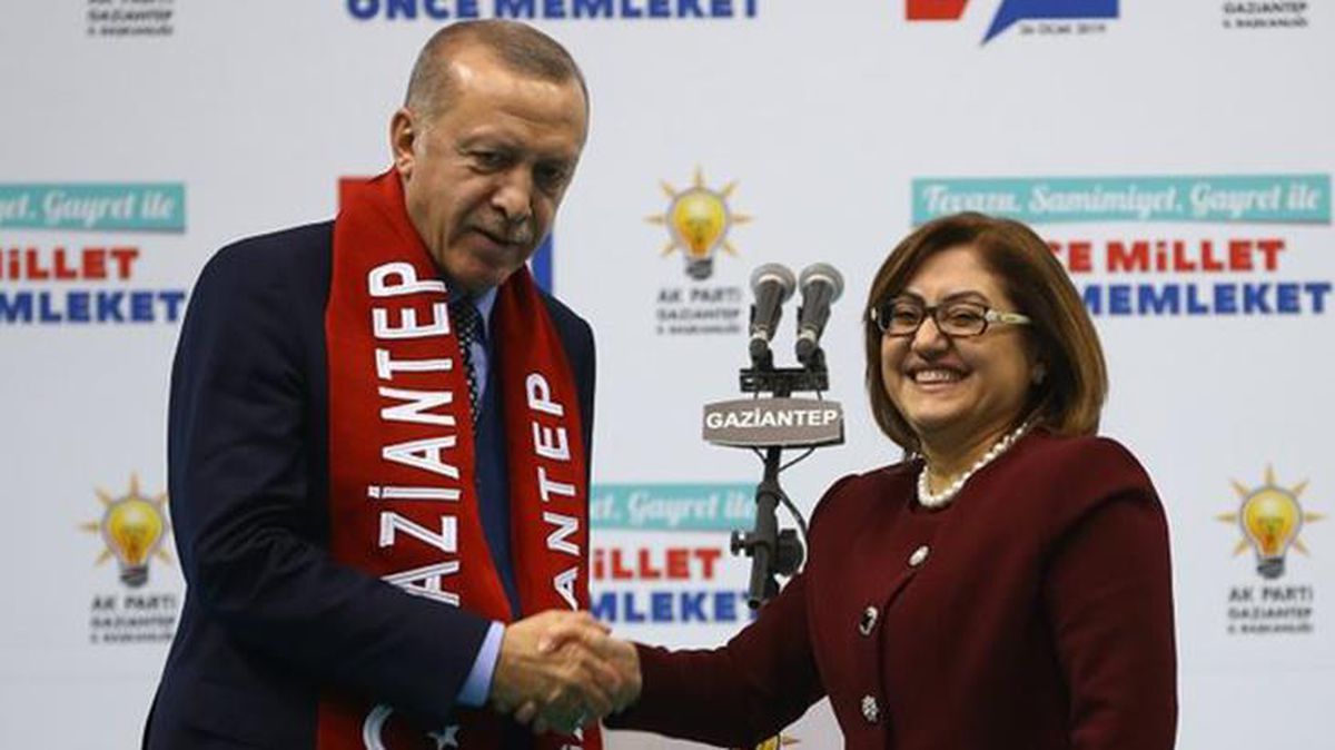 Cumhurbaşkanı Erdoğan'ın sorusuna Fatma Şahin'in yanıtı mikrofon açık kalınca ortaya çıktı: Tam bir deli