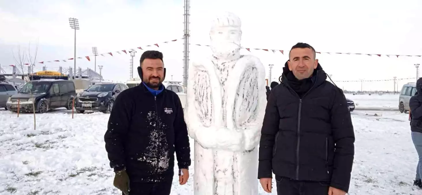 İnşaat işçisi kardeşler Ertuğrul Gazi'nin kardan adamını yaptı