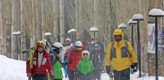 İranlılar karın tadını kayak merkezlerinde çıkarıyor