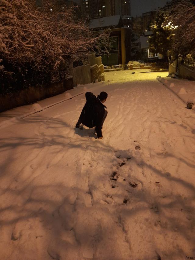 Kar İstanbul'da çok fena bastırdı, yollar kapandı! Yerdeki kalınlık her geçen dakika artıyor