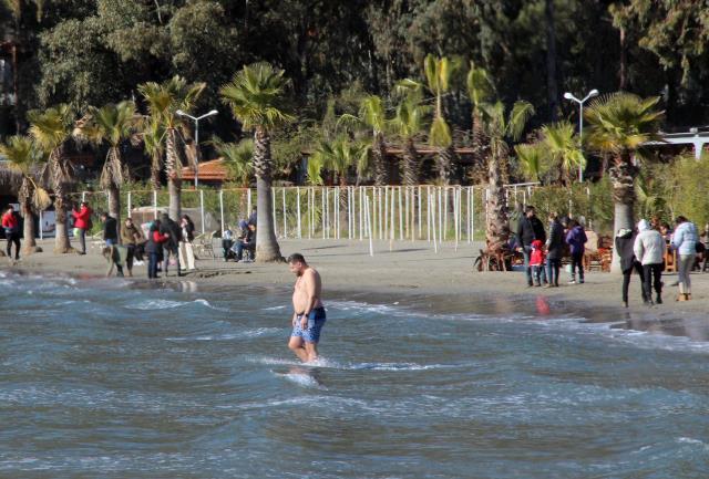 Muğla'da bir yanda kar bir yanda deniz keyfi yaşanıyor