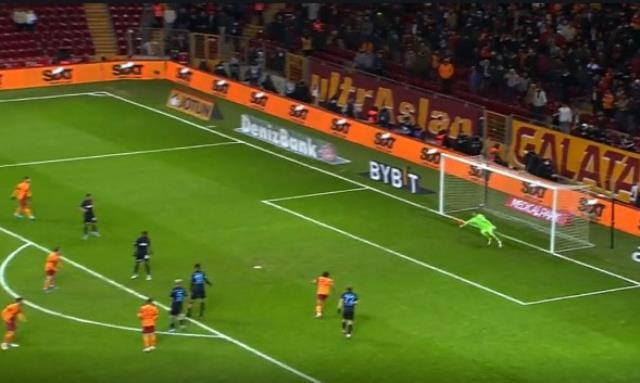 O nasıl refleks Uğurcan! Tüm Türkiye akıllara durgunluk veren bu kurtarışı konuşuyor O nasıl refleks Uğurcan! Tüm Türkiye akıllara durgunluk veren bu kurtarışı konuşuyor