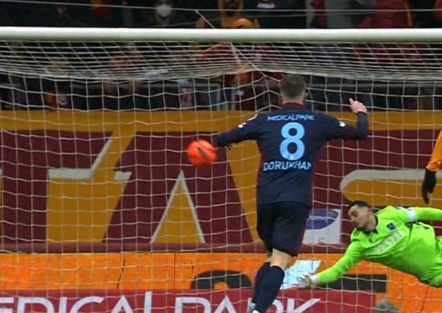 O nasıl refleks Uğurcan! Tüm Türkiye akıllara durgunluk veren bu kurtarışı konuşuyor O nasıl refleks Uğurcan! Tüm Türkiye akıllara durgunluk veren bu kurtarışı konuşuyor