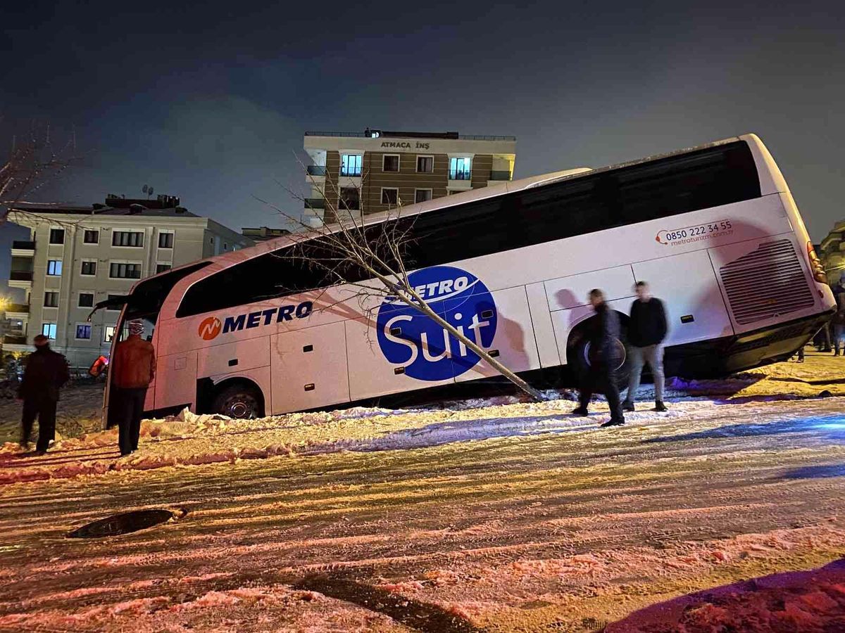 İstanbul'da yolcu otobüsü buzlanan yolda yan yattı