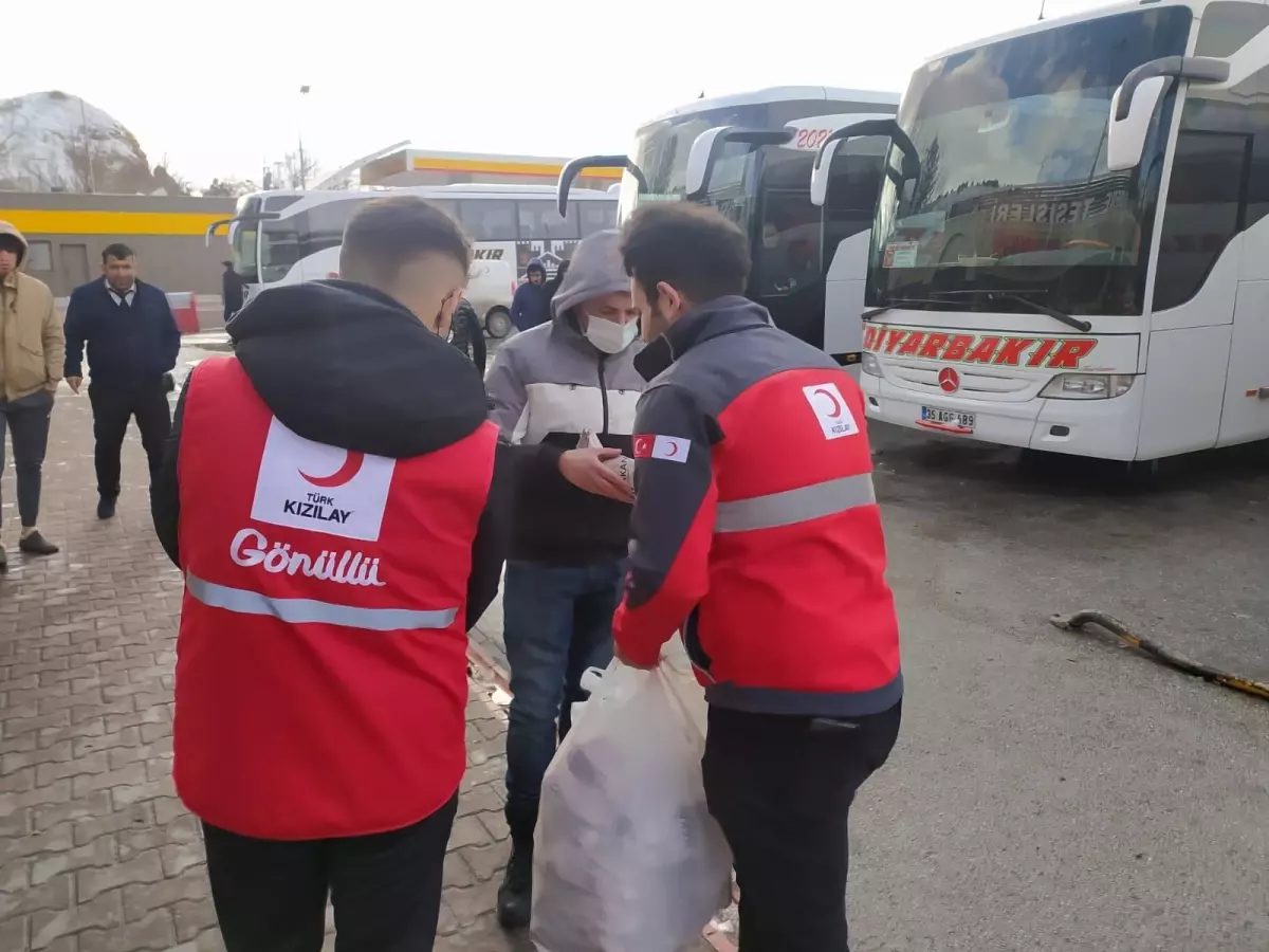 Sivas'ta tipinin geçmesini bekleyen yolculara Türk Kızılayından kumanya ve yemek