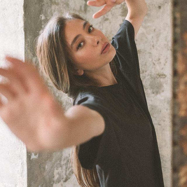 Soğuk havaya aldırış etmeyen Neslihan Atagül, mini şortuyla kar keyfi yaptı