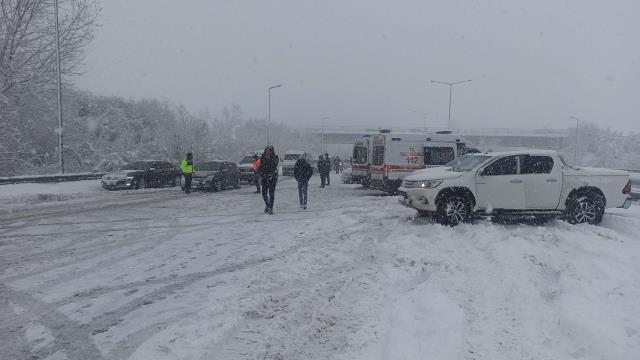 Son Dakika: Düzce'de 30 araç birbirine girdi! Zincirleme kazada çok sayıda kişi yaralandı