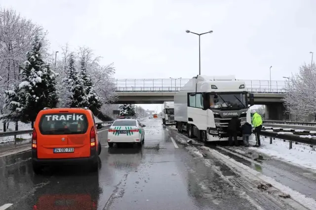 TEM Otoyolu'nda 13 araç birbirlerine girdi: 2 yaralı TEM Otoyolu'nda 13 araç birbirlerine girdi: 2 yaralı