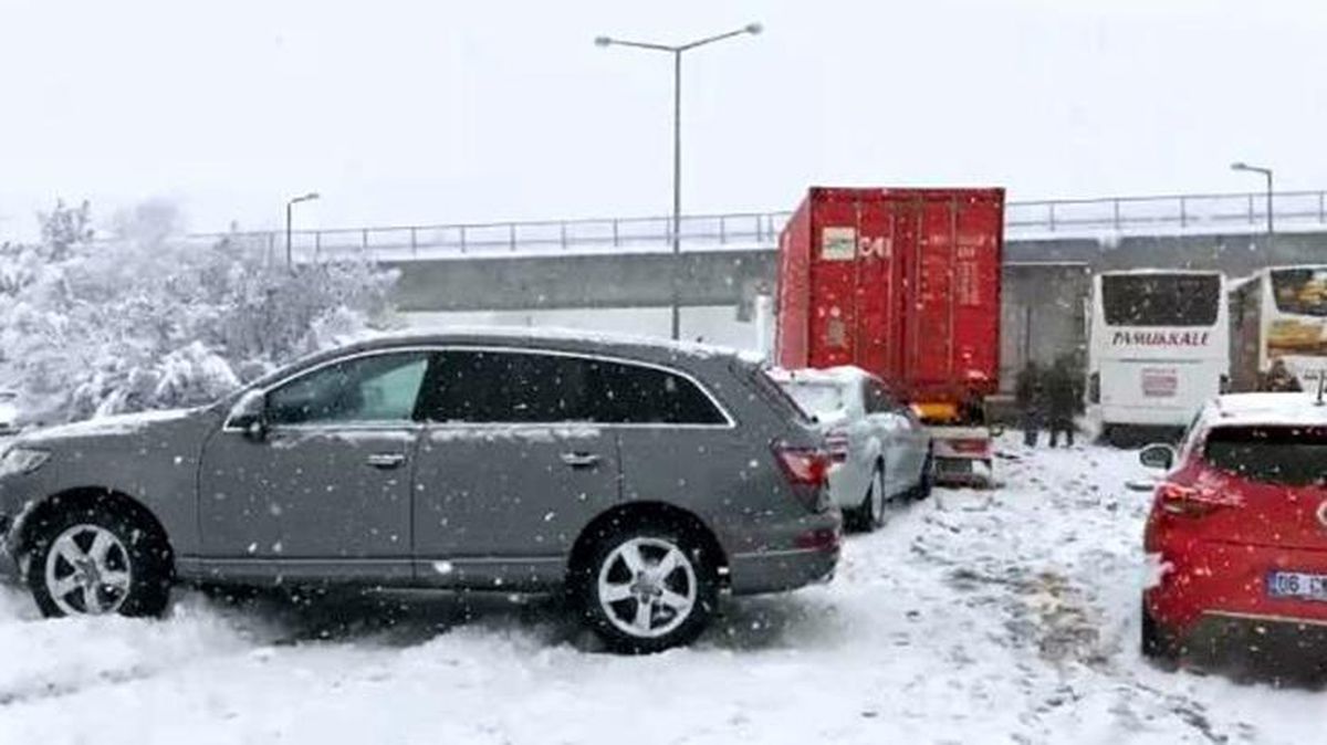Son Dakika: Düzce'de 37 araç birbirine girdi! Zincirleme kazada 25 kişi yaralandı