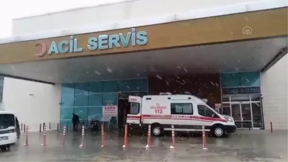 Tır, yolcu otobüsüne çarptı, 2 kişi yaralandı