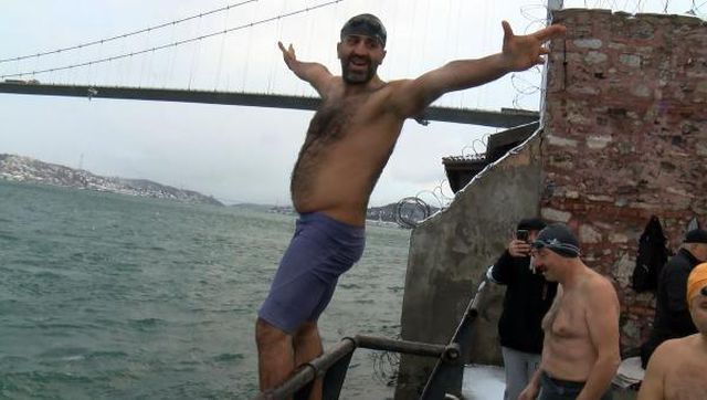 ÜSKÜDAR'DA EKSİ 3 DERECEDE BOĞAZIN SERİN SULARINA ATLADILAR