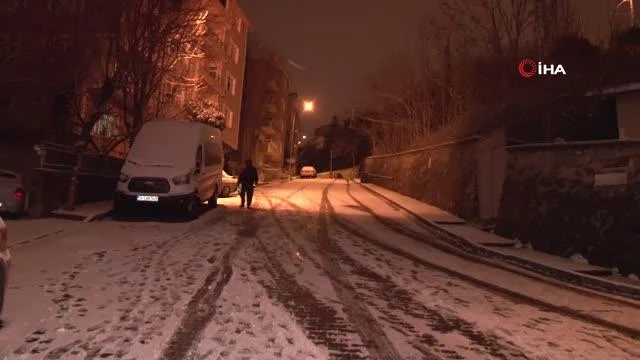 Üsküdar'da karlı yolda kontrolünü kaybeden servis yan yattı