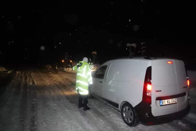 Yoğun kar Düzce-Zonguldak Batı Karadeniz bağlantı yolunda ulaşımı güçleştiriyor