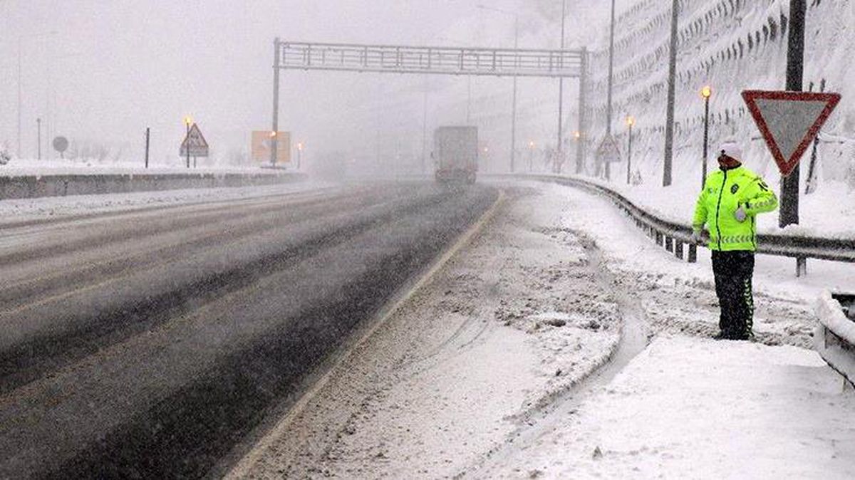 Yola çıkacaklar dikkat! Bolu Dağı geçişi tüm araçlar için trafiğe kapatıldı