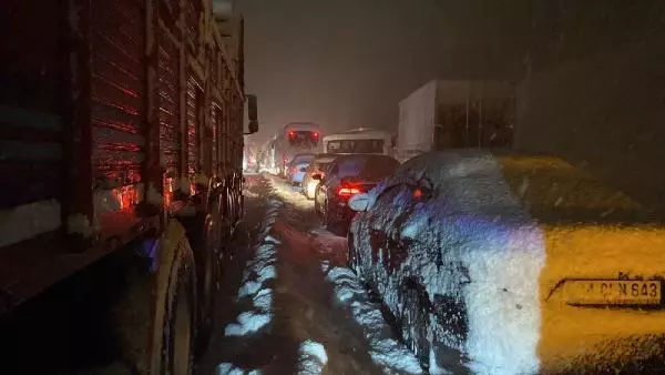 İstanbul'da zorlu gece! Arnavutköy'de yüzlerce araç mahsur kaldı, bekleyiş sürüyor