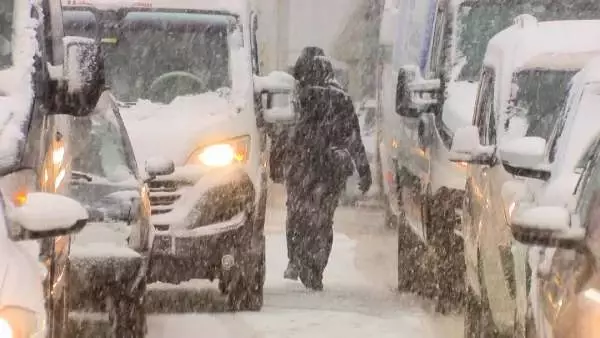 İstanbullu kar çilesi yaşıyor! Metrobüsler tıklım tıklım doldu, araçlar yolda kaldı