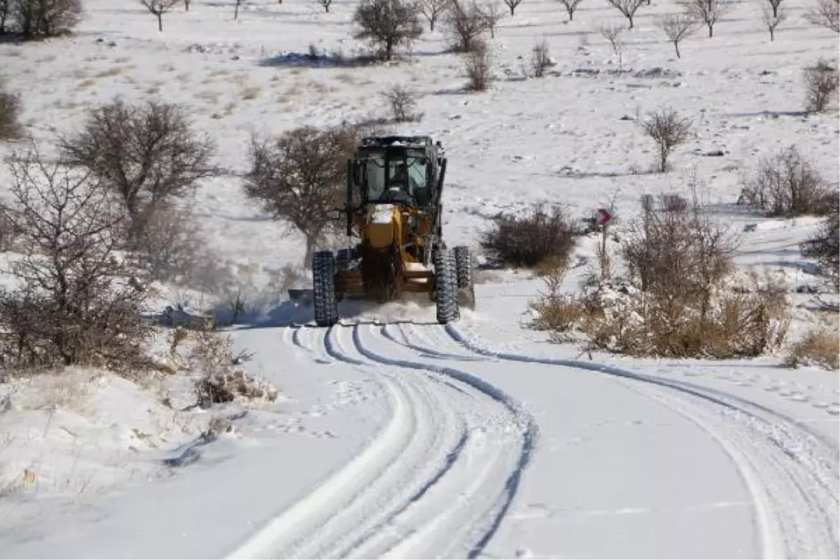 Elazığ'da 531 köy yolu kardan kapandı