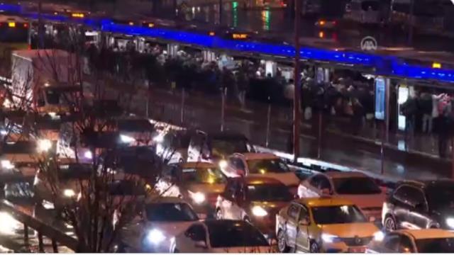 İstanbullu kar çilesi yaşıyor! Metrobüsler tıklım tıklım doldu, araçlar yolda kaldı