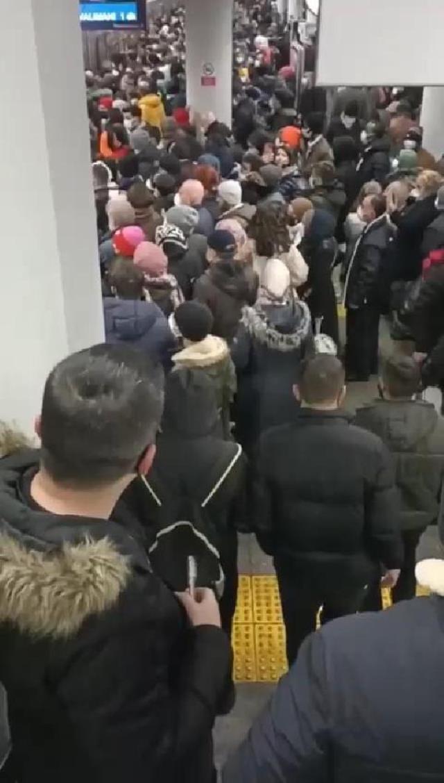 İstanbullu kar çilesi yaşıyor! Metrobüsler tıklım tıklım doldu, araçlar yolda kaldı