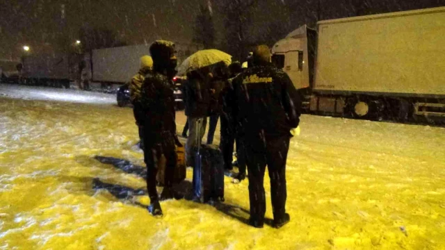 Karda mahsur kalan yolcular, valizlerini alıp geri dönmeye çalıştı