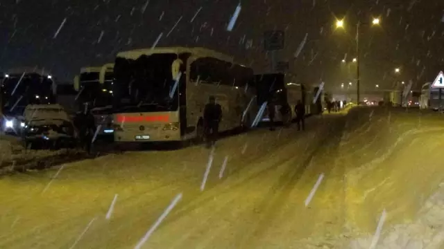 Karda mahsur kalan yolcular, valizlerini alıp geri dönmeye çalıştı