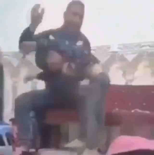 Karnesini beğenmediği kızını ters çevirip yerden yere vurdu! Cani babanın öldüresiye dayağı kamerada