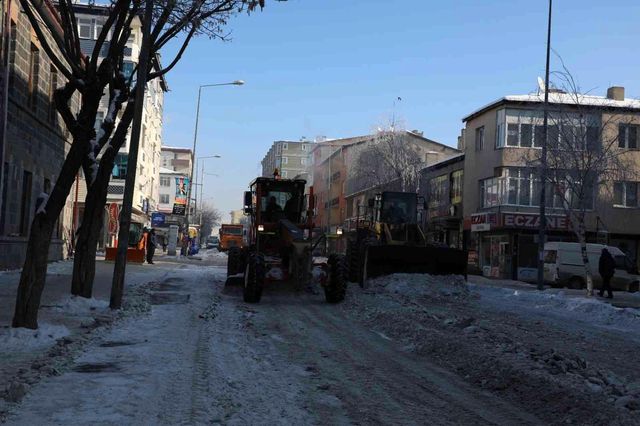 Kars'ta karla mücadele sürüyor