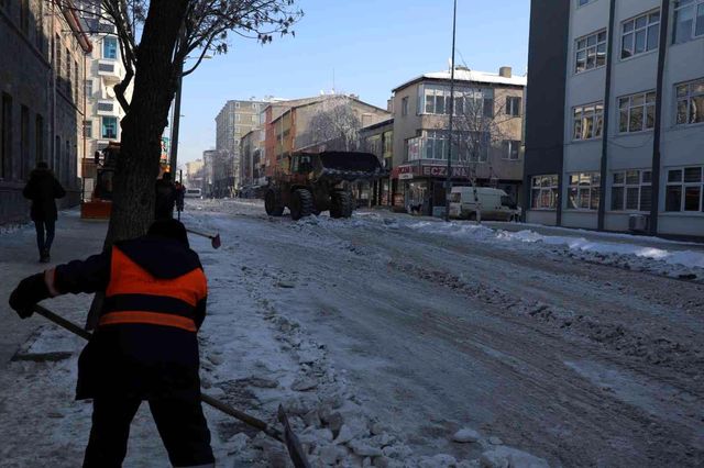 Kars'ta karla mücadele sürüyor