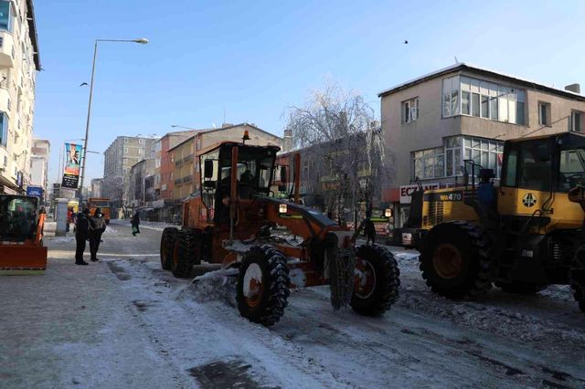 Kars'ta karla mücadele sürüyor
