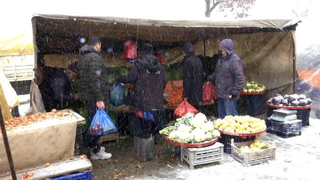 Pazarcı esnafının dondurucu soğukta zorlu ekmek mücadelesi