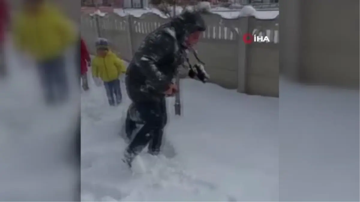 Sıkı sıkı giyinip eldivenlerini takarak parklara akın ettiler