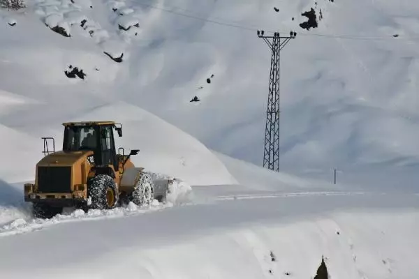 ŞIRNAK'TA 28 KÖY VE 12 MEZRA YOLU KARDAN KAPANDI